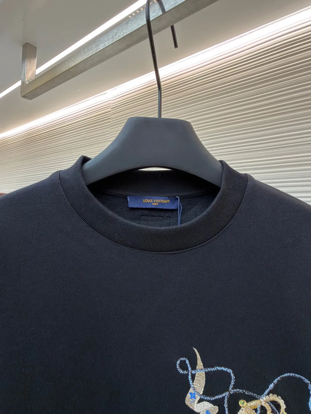 LOUIS VUITTON crown long-sleeved sweatshirt ●Item number: 1681307-A70 ●Material: 100% cotton fabric ●Technology: Thick needle embroidery production ●Color: black ●Version: Fitted version ●Weight: about 550 grams ●Size: XS-S-M-L ●Description: Made of customized YB native cotton fabric, the texture is soft and breathable, comfortable and stylish to wear. The oversized loose fit is combined with the round neck pullover sweatshirt cut to create a classic casual style. The fabric has been specially treated to maintain the skin-friendly properties of cotton and improve the overall crispness. Thick line embroidery is used on the front and back to present the brand logo. The unique knitting technique creates a realistic hand-knitted visual effect. Every embroidery detail is strictly controlled to ensure that the stitches are even and fine, and the pattern is clear and delicate. The overall wiring is straight and delicate, the fabric is comfortable and soft, and the color is consistent without color difference. It can be matched with the same style to create a fashionable look and control various occasions. Customized accessories, complete with three standards, same style for men and women!